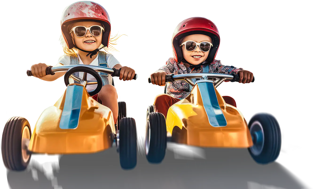 Zwei glückliche Kinder auf Race-Cars